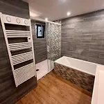 Loft Industriel Avec Jacuzzi Le Bourgeat